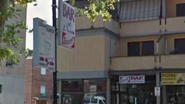 Spaccano la vetrina per rubare nel bar
