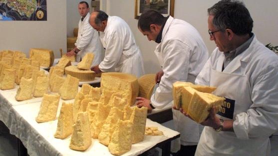 Ha tasche e mutande riempite con 15 punte rubate di Reggiano