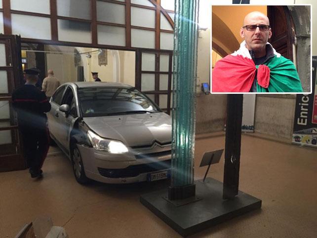 Giuseppe Pizzo e l'auto che ha sfondato l'ingresso del Comune