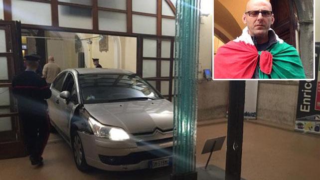 Giuseppe Pizzo e l'auto che ha sfondato l'ingresso del Comune