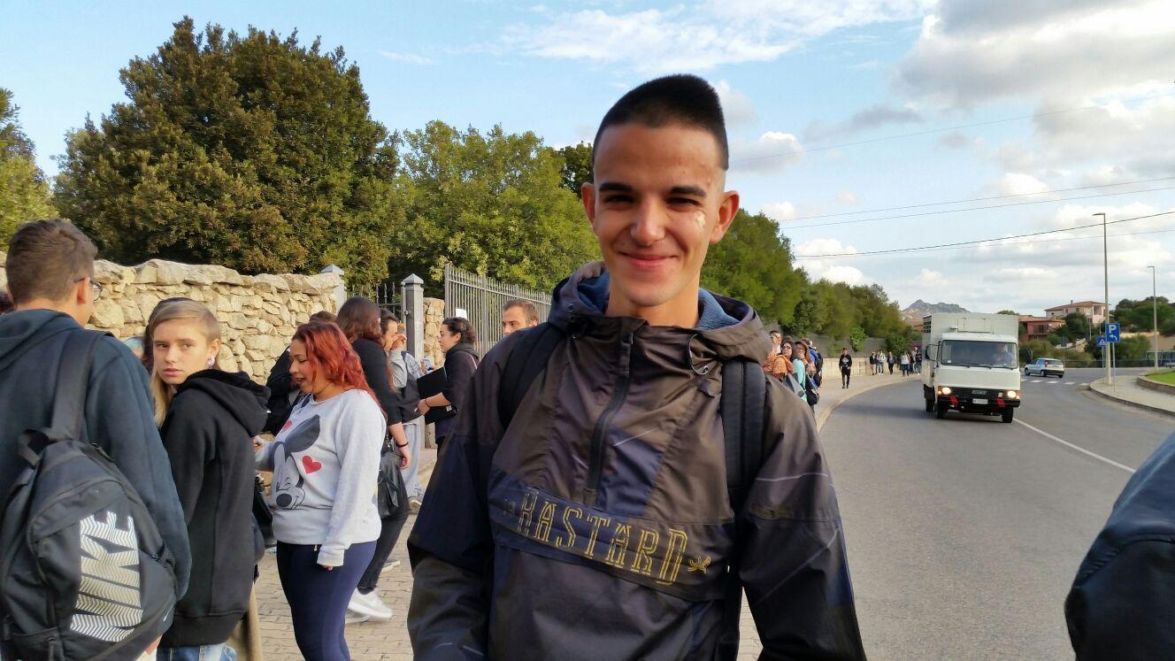 Mattia Carbini entra a scuola sorridente e senza piercing 