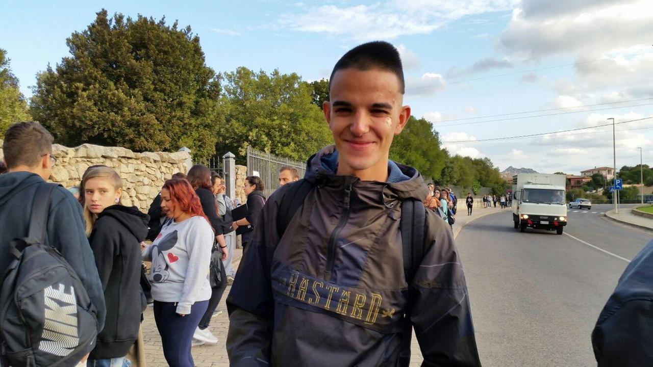 Mattia Carbini entra a scuola sorridente e senza piercing