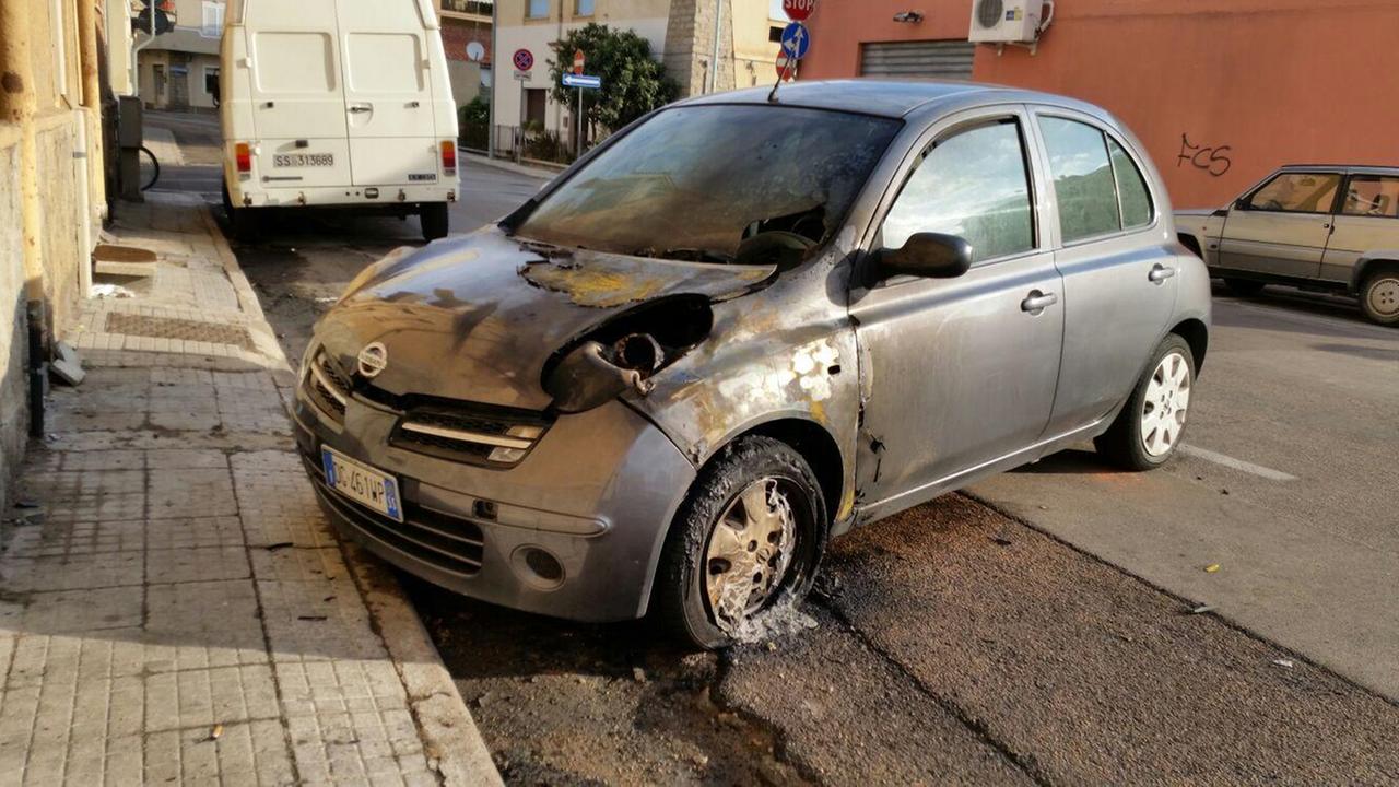 La Micra data alle fiamme in via Tiepolo