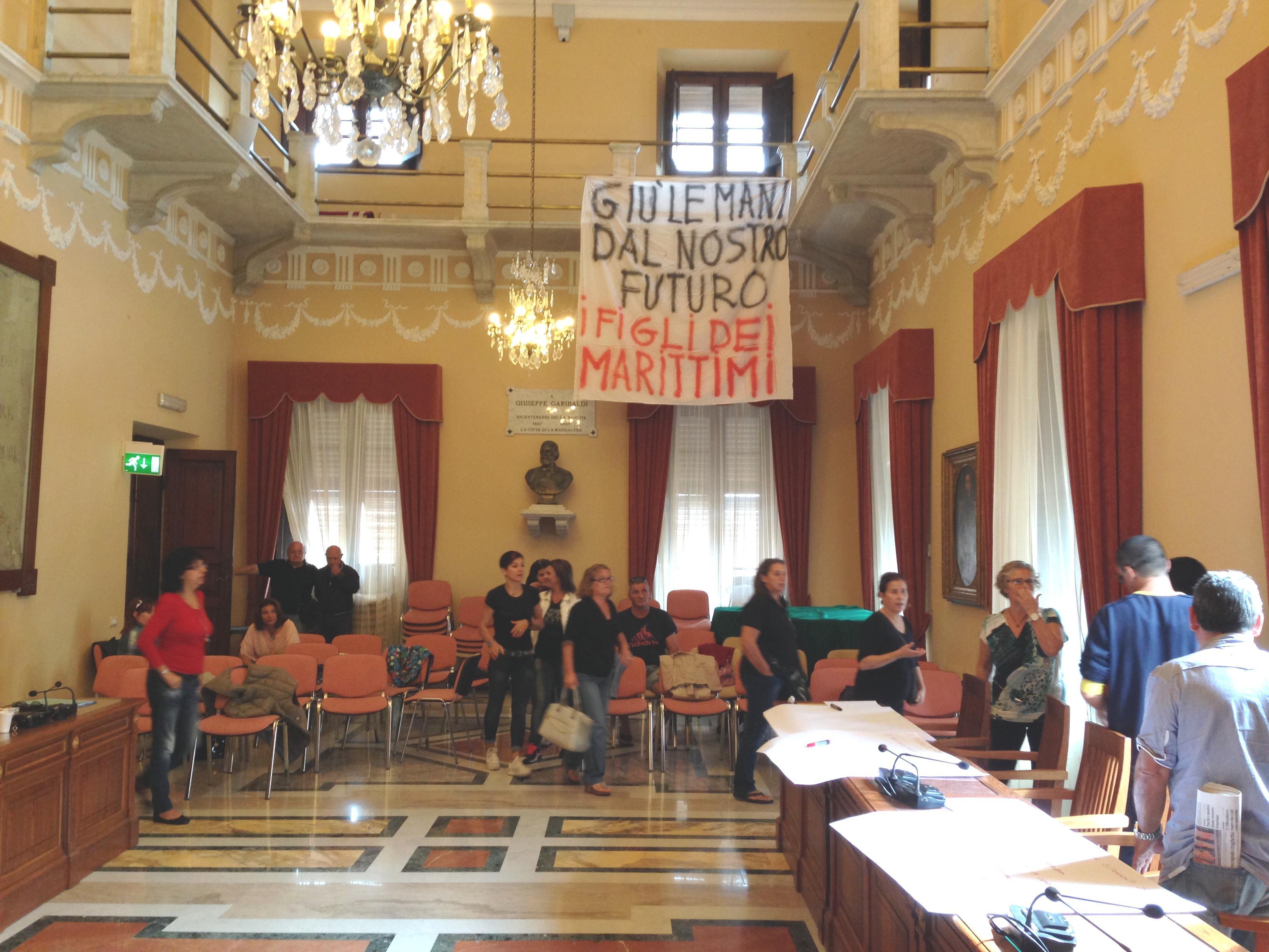 Le mogli dei marittimi della Saremar hanno occupato il Municipio