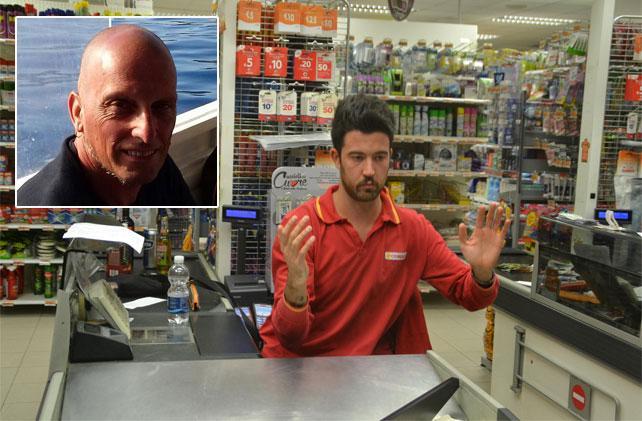 Uno dei cassieri coraggiosi e nel riquadro (foto da Facebook) il poliziotto arrestato 