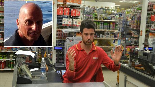Uno dei cassieri coraggiosi e nel riquadro (foto da Facebook) il poliziotto arrestato