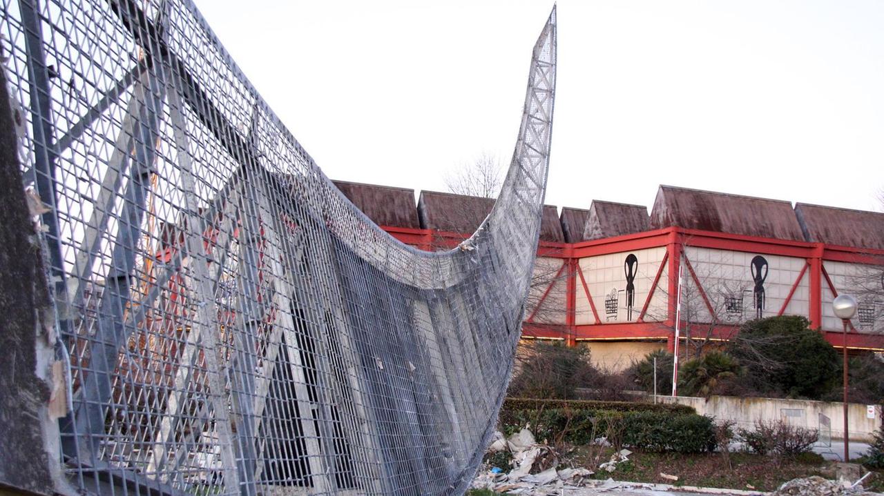 L'esterno del Centro Pecci: lo smontaggio della mezzaluna
