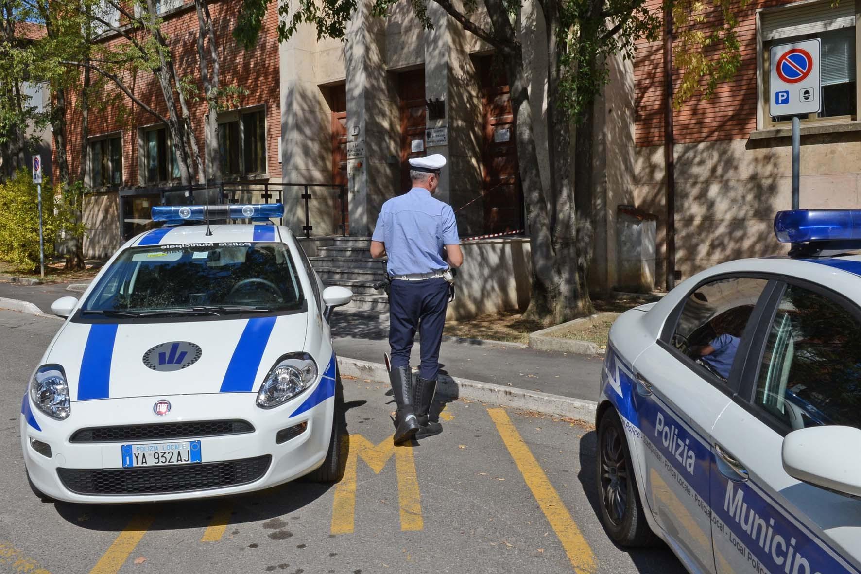 Modena, negozio vendeva alimentari scaduti