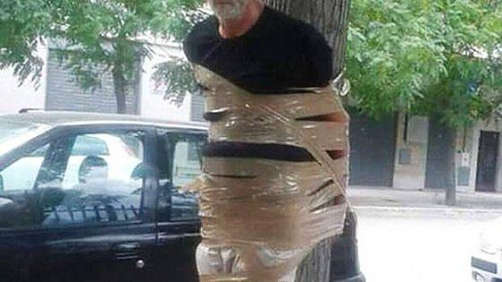 L'uomo legato all'albero
