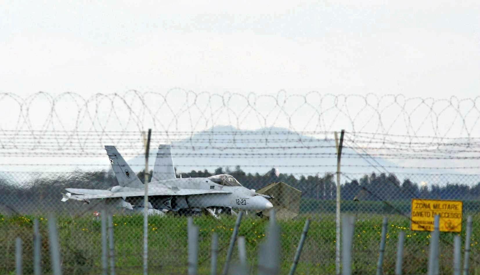 Un aereo sulla pista della base militare di Decimomannu