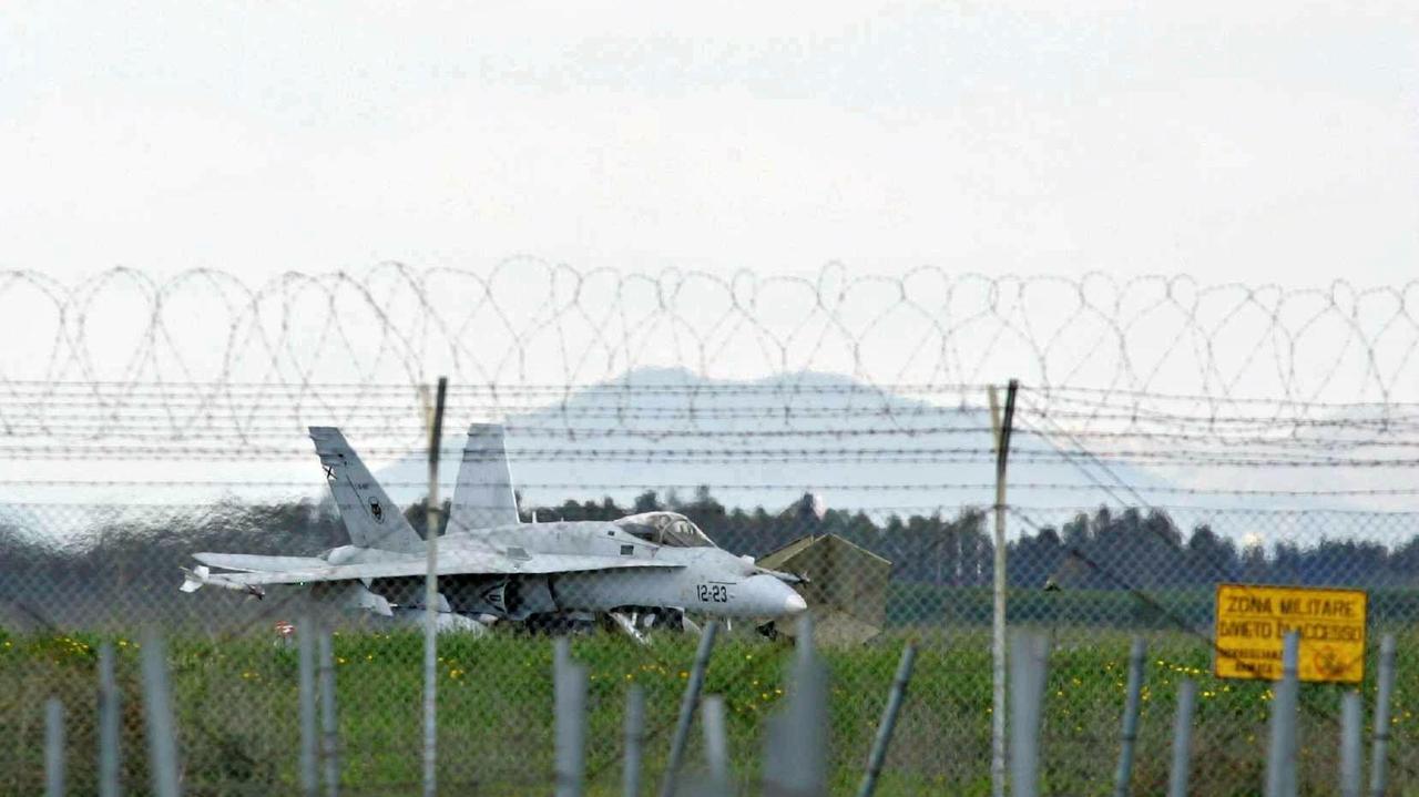 Un aereo sulla pista della base militare di Decimomannu