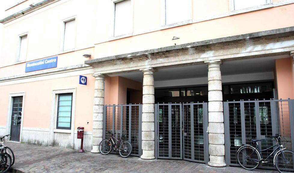 Il Comune va all’attacco: «Le due stazioni devono essere ristrutturate» 