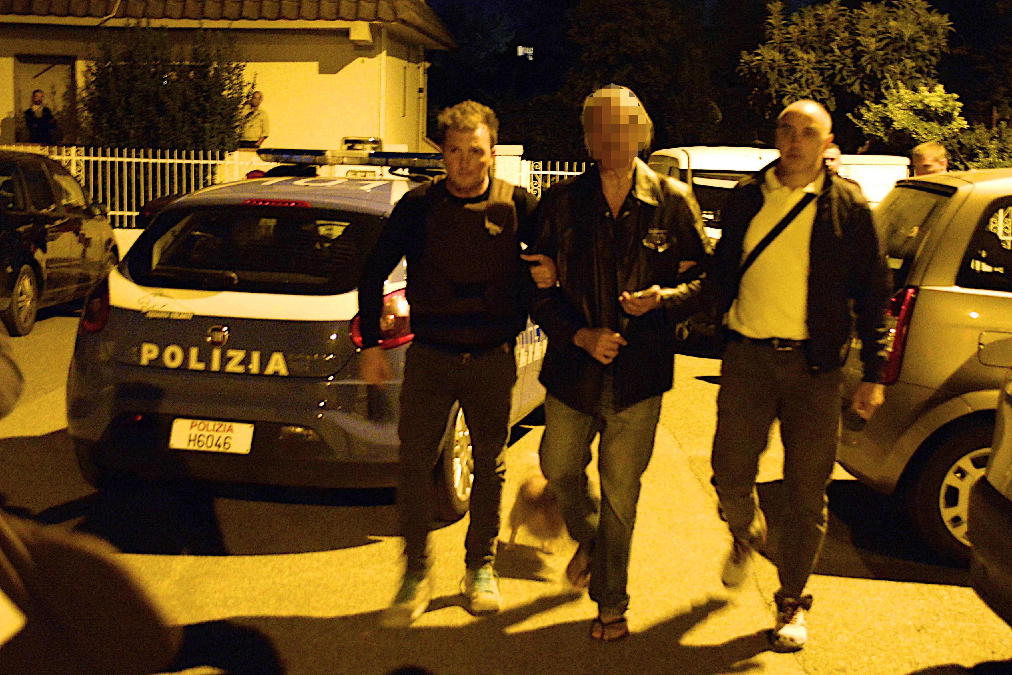 L'uomo viene portato via dalla polizia (foto Agenzia Bf)