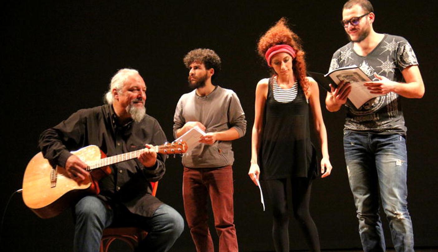 Eugenio Finardi, con la chitarra, insieme ai giovani di Todo Modo (Marzi Pentafoto)