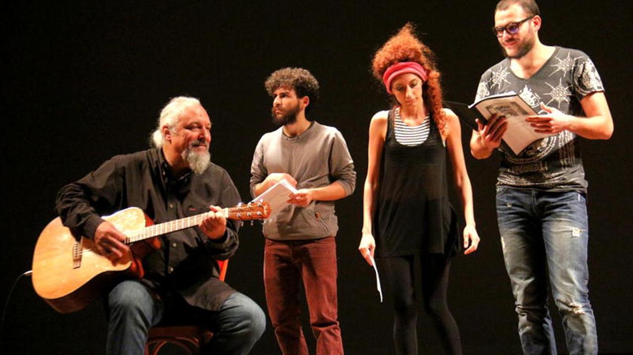 Eugenio Finardi, con la chitarra, insieme ai giovani di Todo Modo (Marzi Pentafoto)