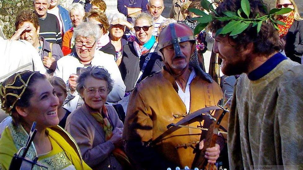 La rievocazione storica a Noves con i costumi delle contrade