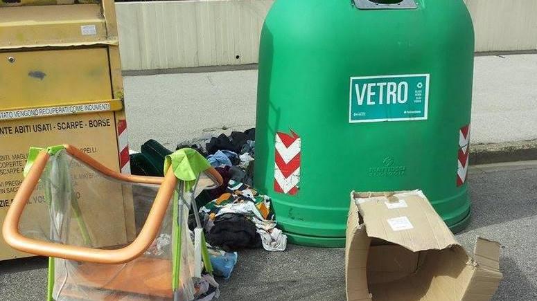 Assalti senza sosta ai cassonetti complici ritardi e burocrazia