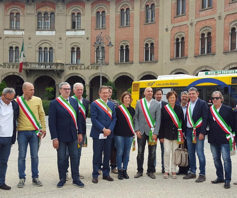 I sindaci in piazza «Uniti contro le decisioni di Poste» 