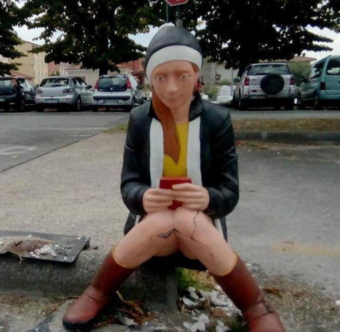 Danni alla scultura di fronte al liceo