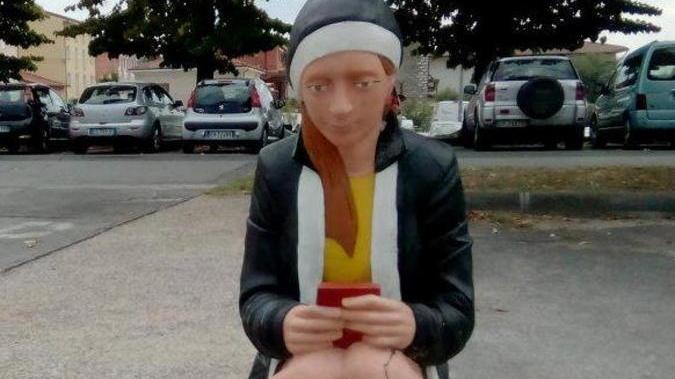 Danni alla scultura di fronte al liceo