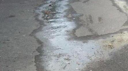 Liquami e cattivi odori davanti al Distretto Sanitario