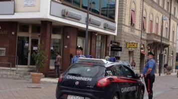 Coltello alla gola, rapinano la banca