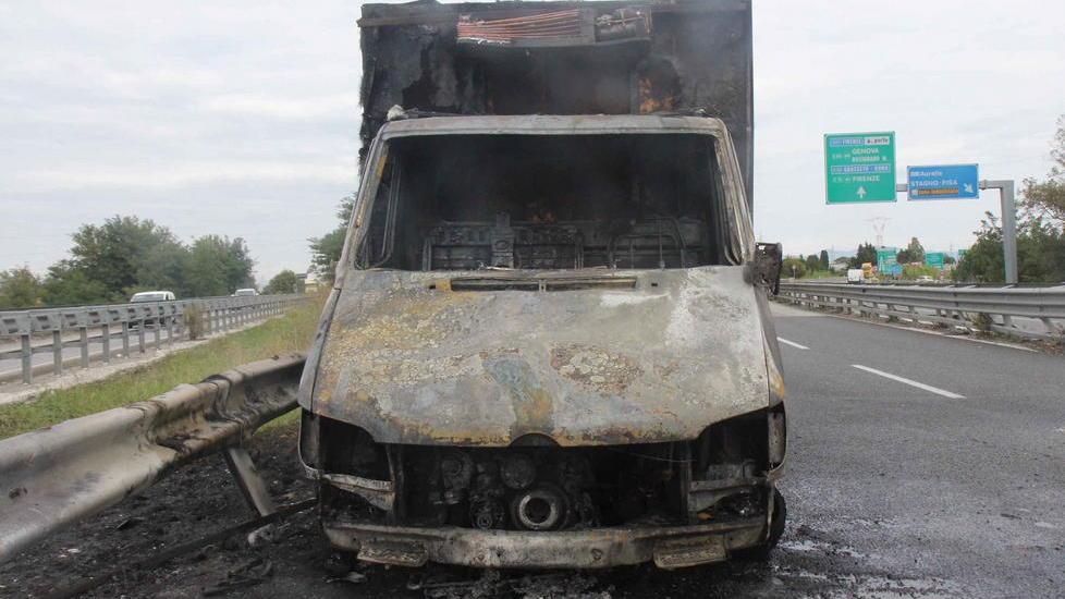 Furgone in fiamme, caos sulla Variante