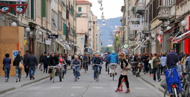 Il no dei negozianti ai bus in via Ricasoli 