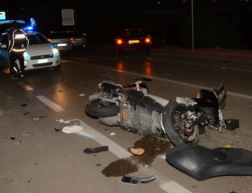 Doppio scontro auto-moto in pochi minuti, due feriti