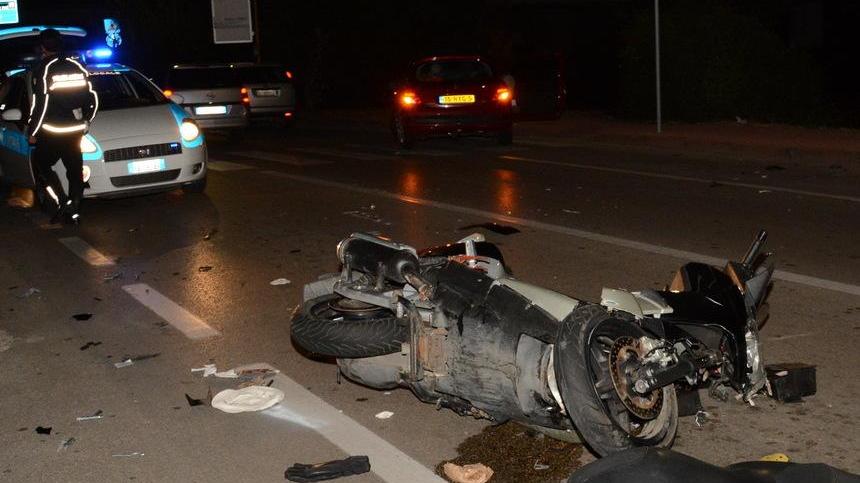 Doppio scontro auto-moto in pochi minuti, due feriti