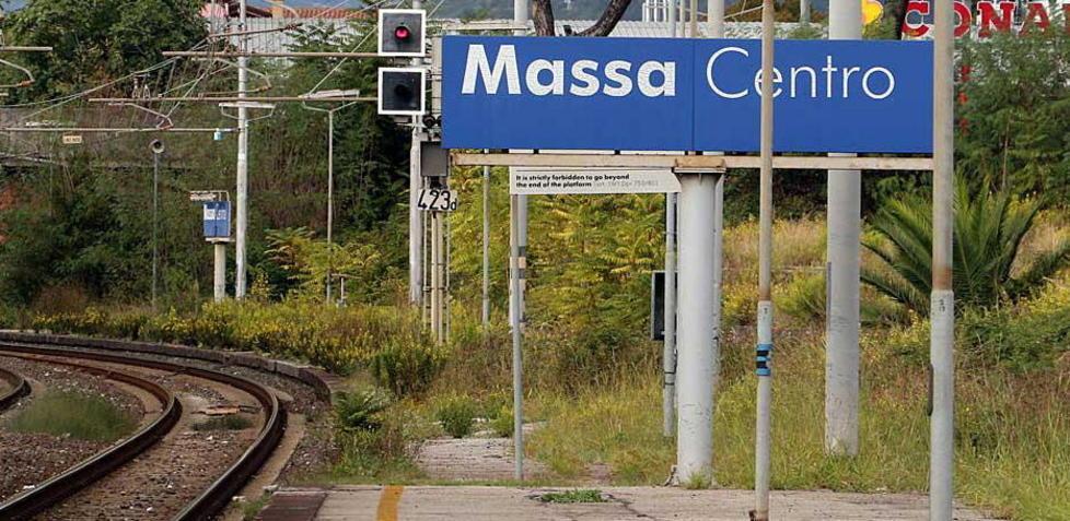 La polizia alla stazione di Massa, foglio di via ai clochard 