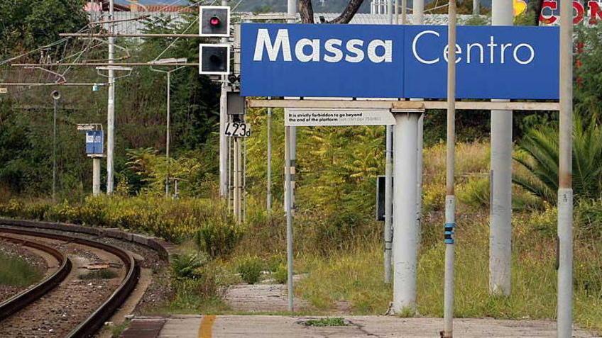 La polizia alla stazione di Massa, foglio di via ai clochard