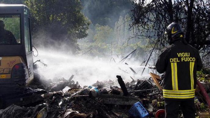 Brucia deposito di mobili e frigo da rottamare