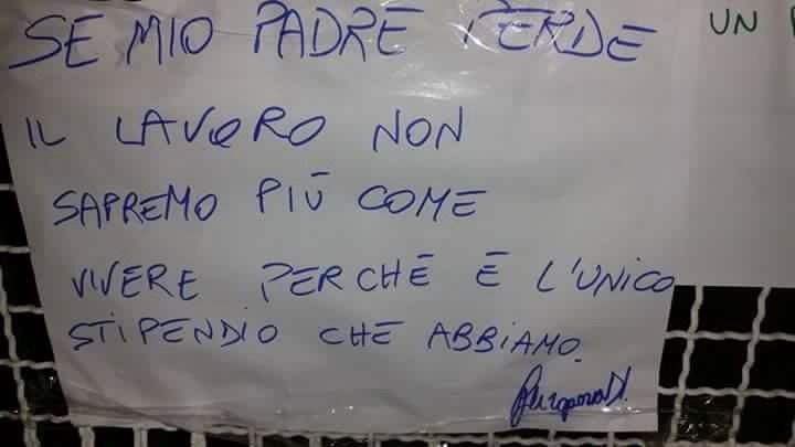 I messaggi dei bambini apparsi nei corridoi del municipio