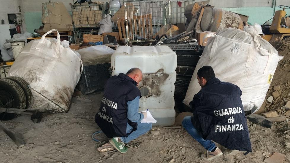 I finanzieri nel capannone trasformato in discarica abusiva