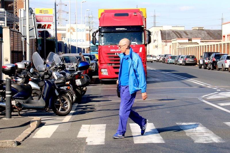 Uno dei pericolosi attraversamenti pedonali di via Orlando (Pentafoto)