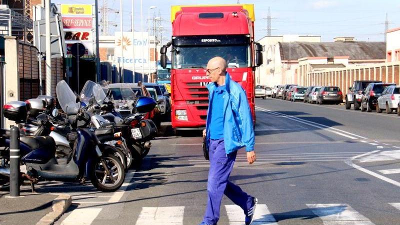 Uno dei pericolosi attraversamenti pedonali di via Orlando (Pentafoto)