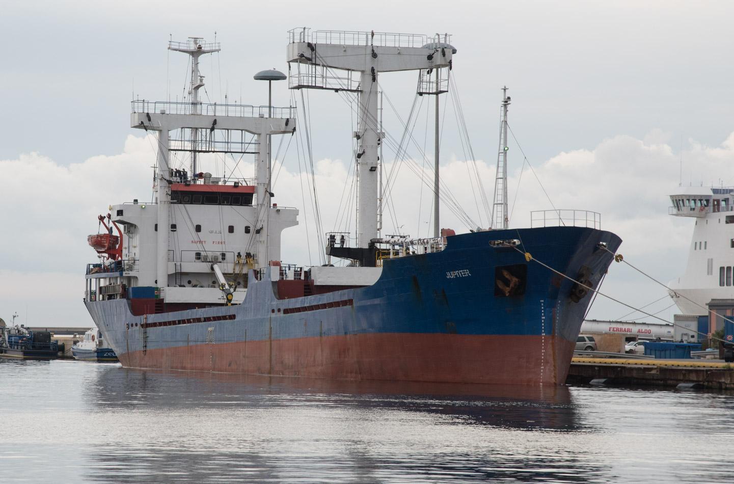 La nave Jupiter trainata in porto dalla motovedetta della Guardia di finanza (foto Mario Rosas)