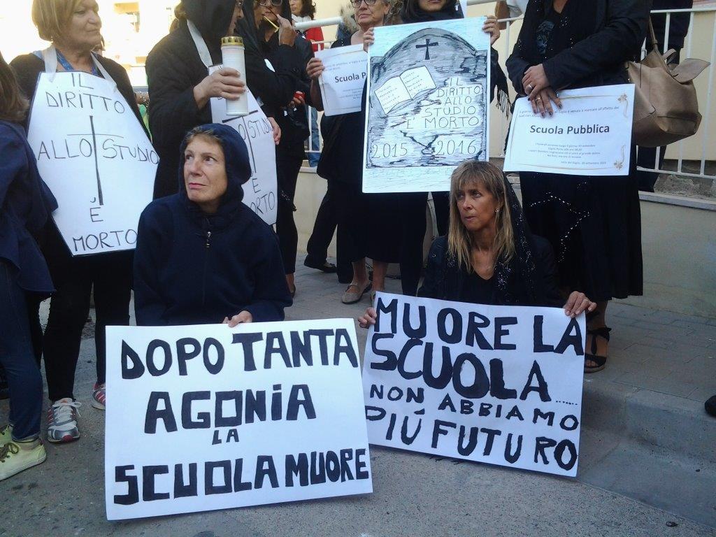 Il funerale della scuola all'isola del Giglio