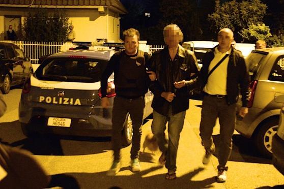 L'uomo viene portato via dalla polizia (foto Bf)