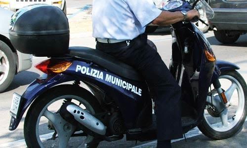 Scappa a bordo di uno scooter della Polizia Municipale, ma si schianta contro un palo