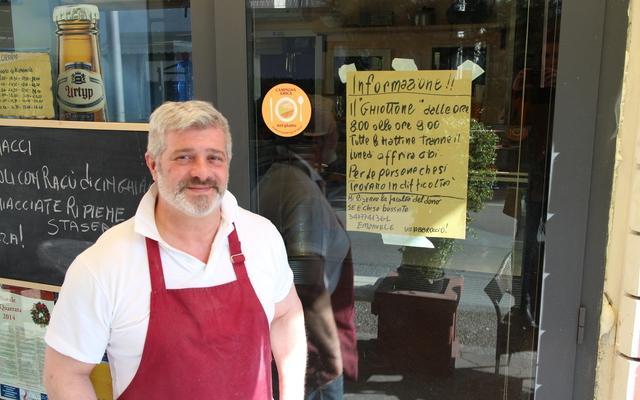 Emanuele Innocenti a marzo 2015 davanti al ristorante Il Ghiottone