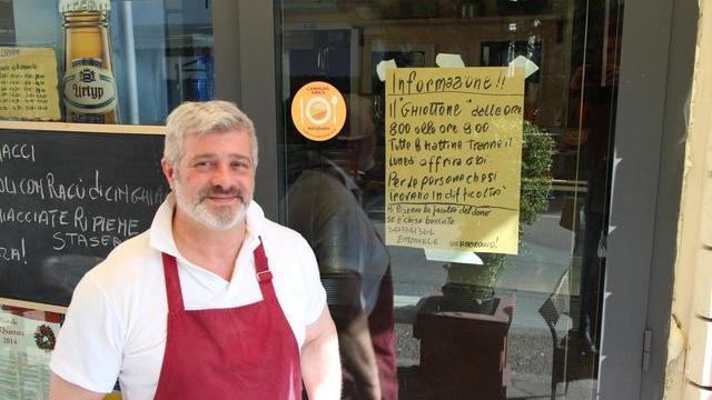 Emanuele Innocenti a marzo 2015 davanti al ristorante Il Ghiottone