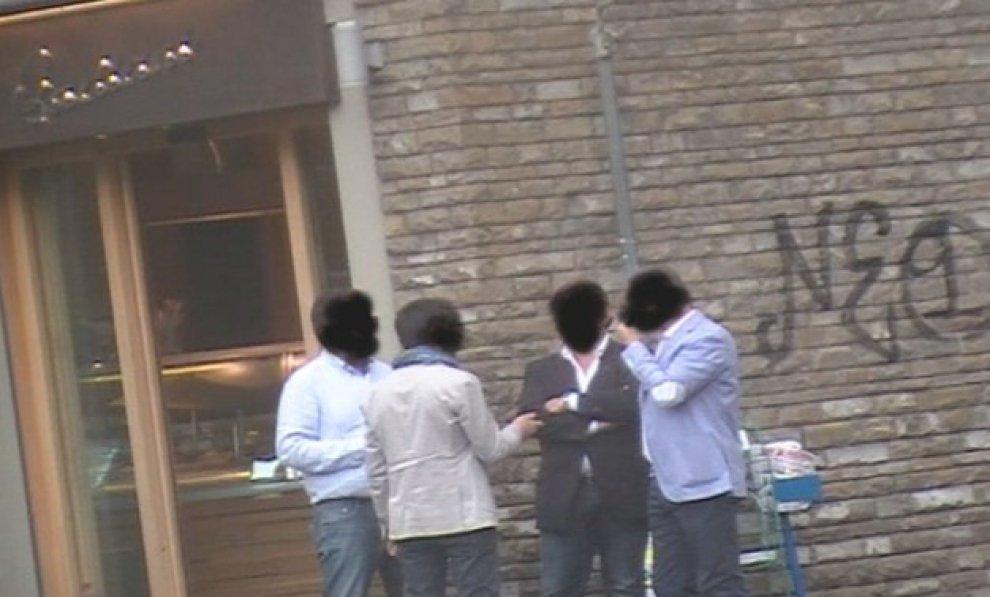 Una delle foto scattate dagli investigatori che ritrae il passaggio di una busta fuori da un bar-pasticceria vicino alla sede fiorentina di Anas (da Repubblica)