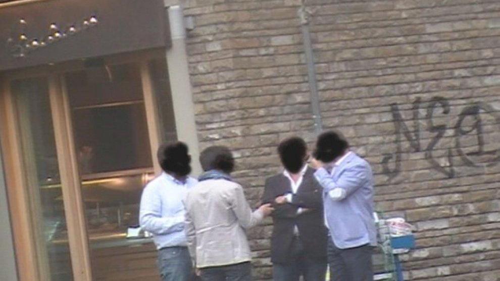 Una delle foto scattate dagli investigatori che ritrae il passaggio di una busta fuori da un bar-pasticceria vicino alla sede fiorentina di Anas (da Repubblica)