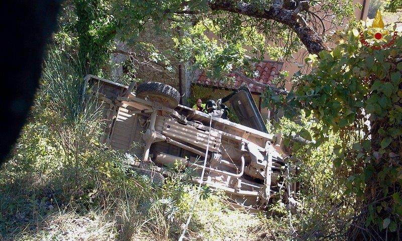 L'auto rovesciata nella scarpata