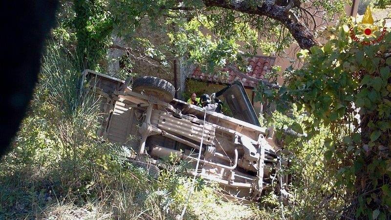 L'auto rovesciata nella scarpata