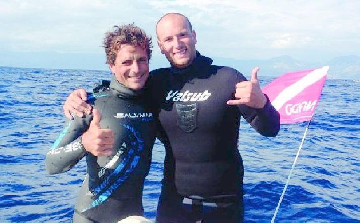 Davide Carrera (a destra) festeggia il record con l'organizzatore Paolo Insolera