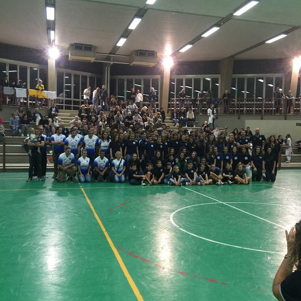 Foto di gruppo per le formazioni del Pieve a Nievole Volley