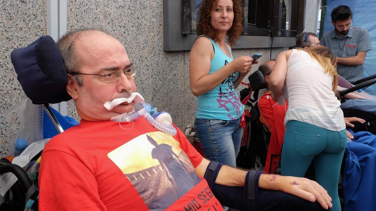 Salvatore Usala sotto l'assessorato regionale alla Sanità (foto Mario Rosas)